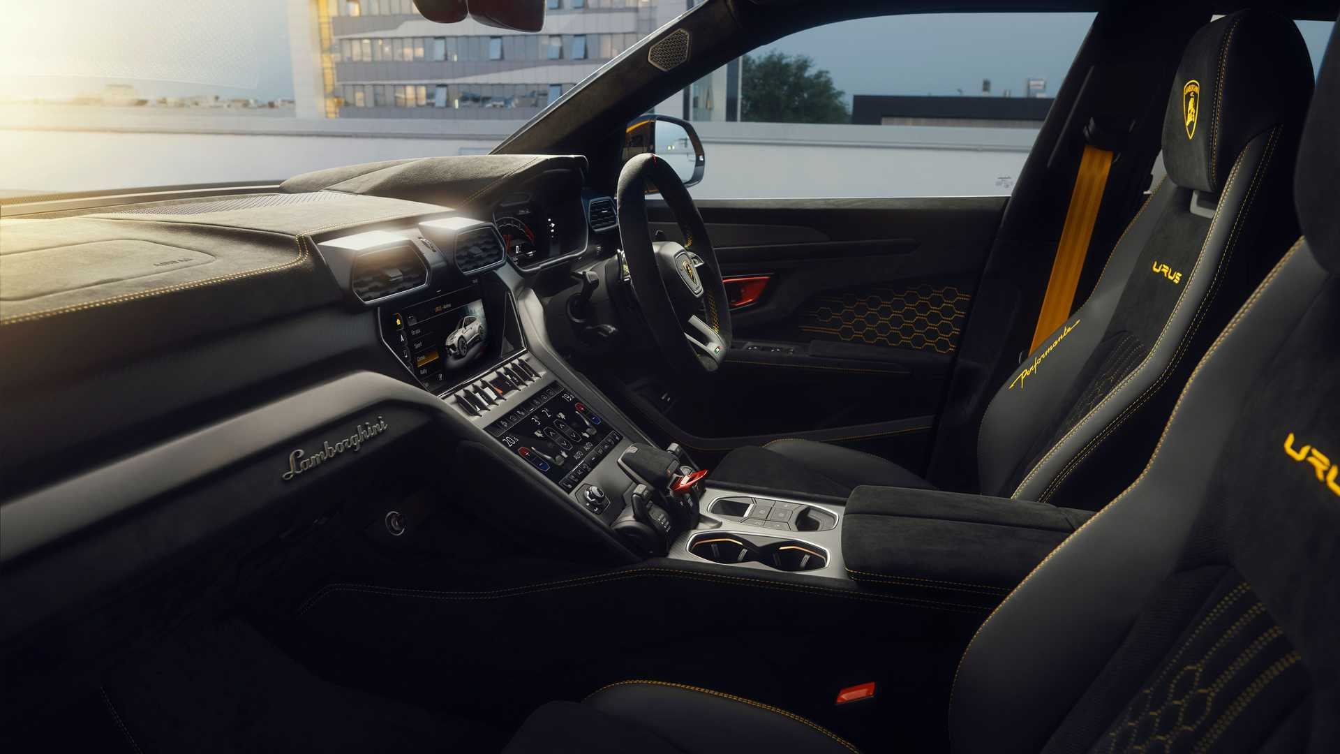 Interior do Lamborghini Urus Performante.