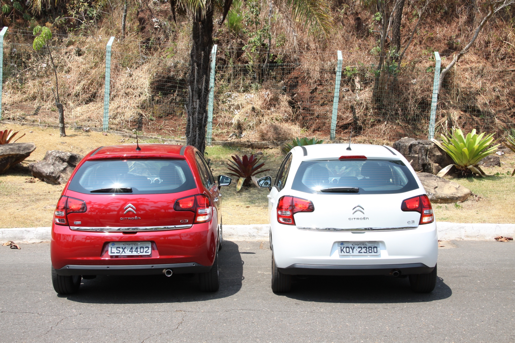 Citroën C3 1.5 Tendance vermelho e 1.6 Exclusive branco de traseira no asfalto