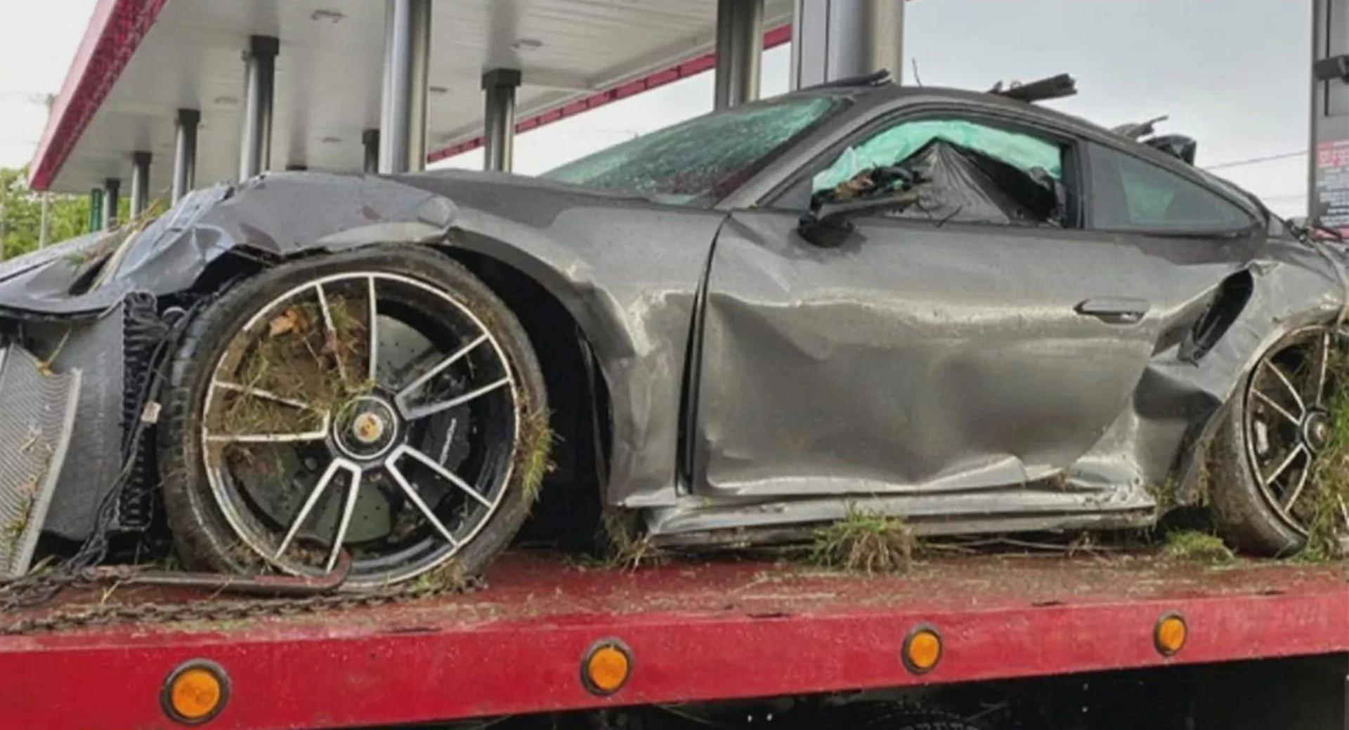 Atleta famoso capota Porsche 911, que ficou destruído