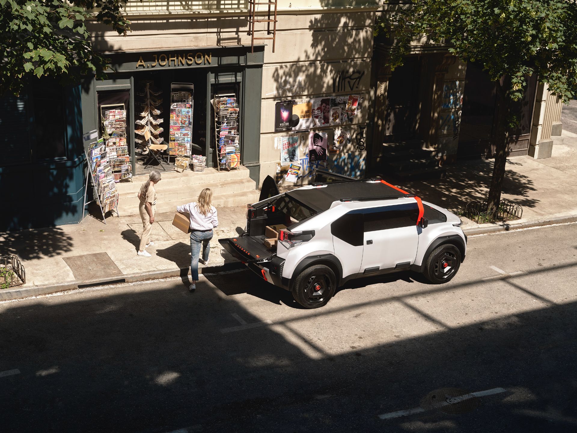 Novo carro conceito da Citroën visto de cima, da diagonal traseira, com a caçamba aberta. Há uma pessoa descarregando a caçamba. 