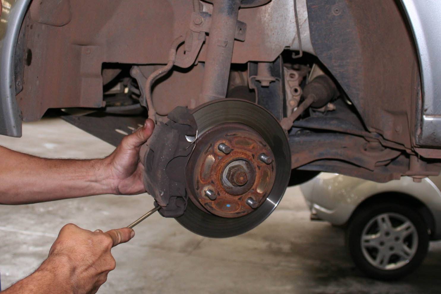 Troca das pastilhas de freio nas rodas dianteiras do carro