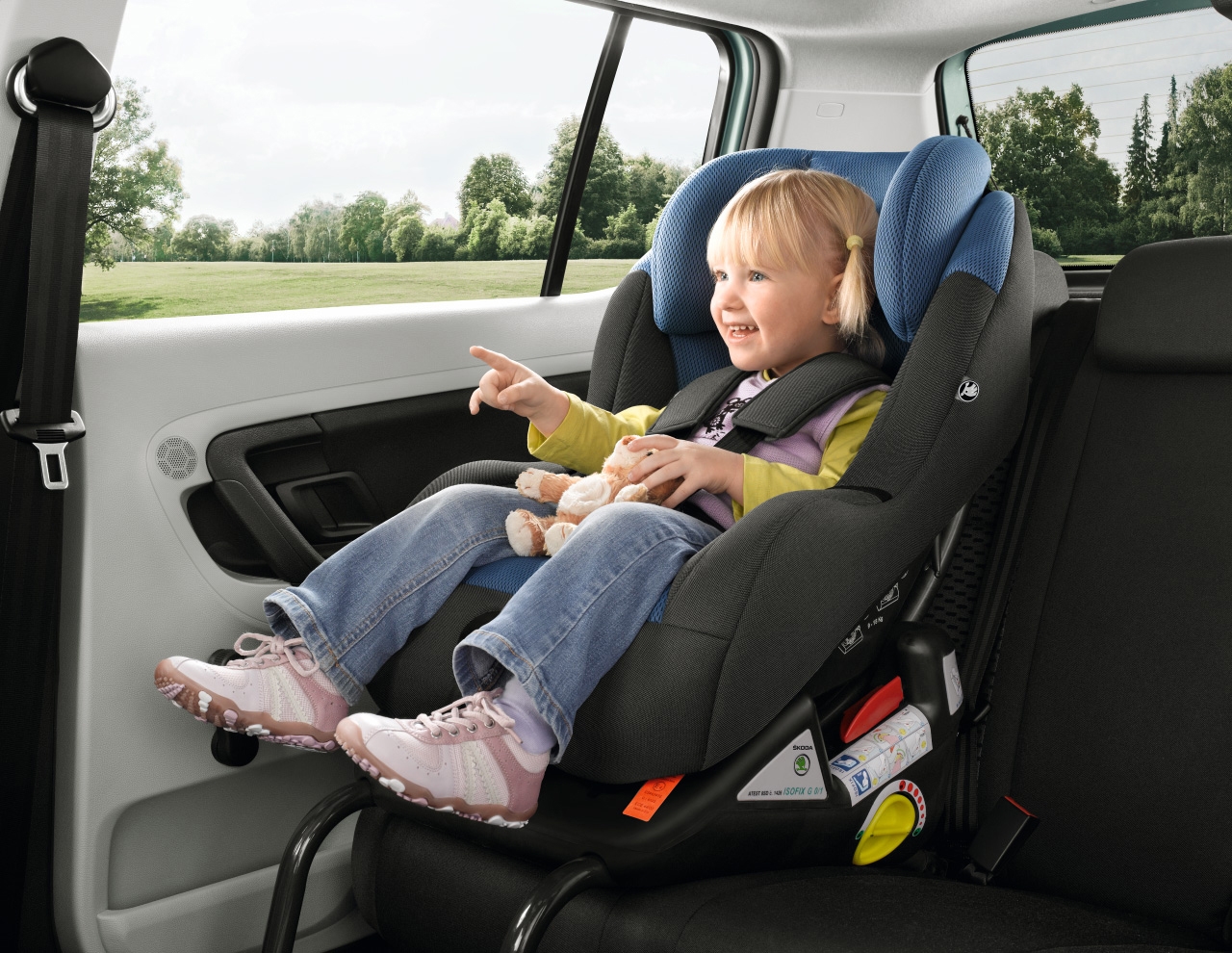 Дети на переднем пассажирском сидении. Детское кресло в машину. Кресло для детей в машину. Безопасное кресло для ребенка в машину. Ребенок в детском кресле.
