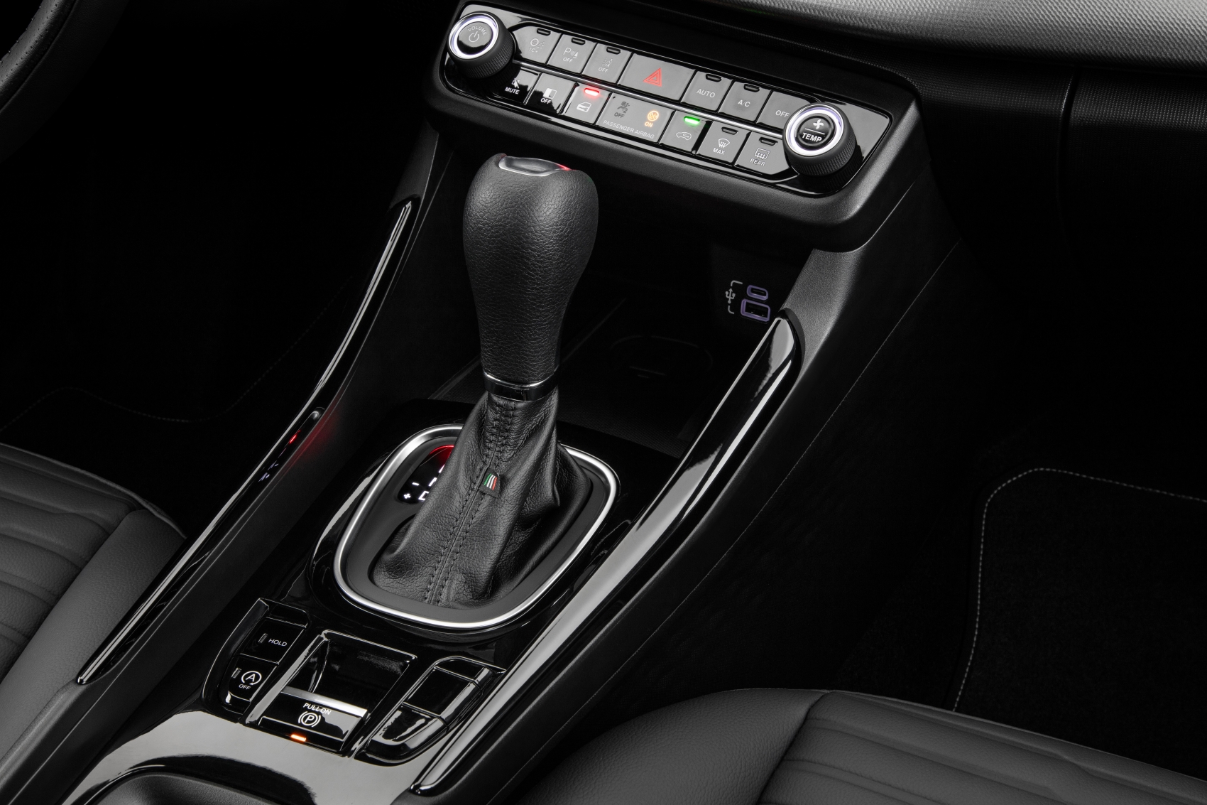 Fiat Fastback 2023 cinza escuro interior console com câmbio automático e ar-condicionado