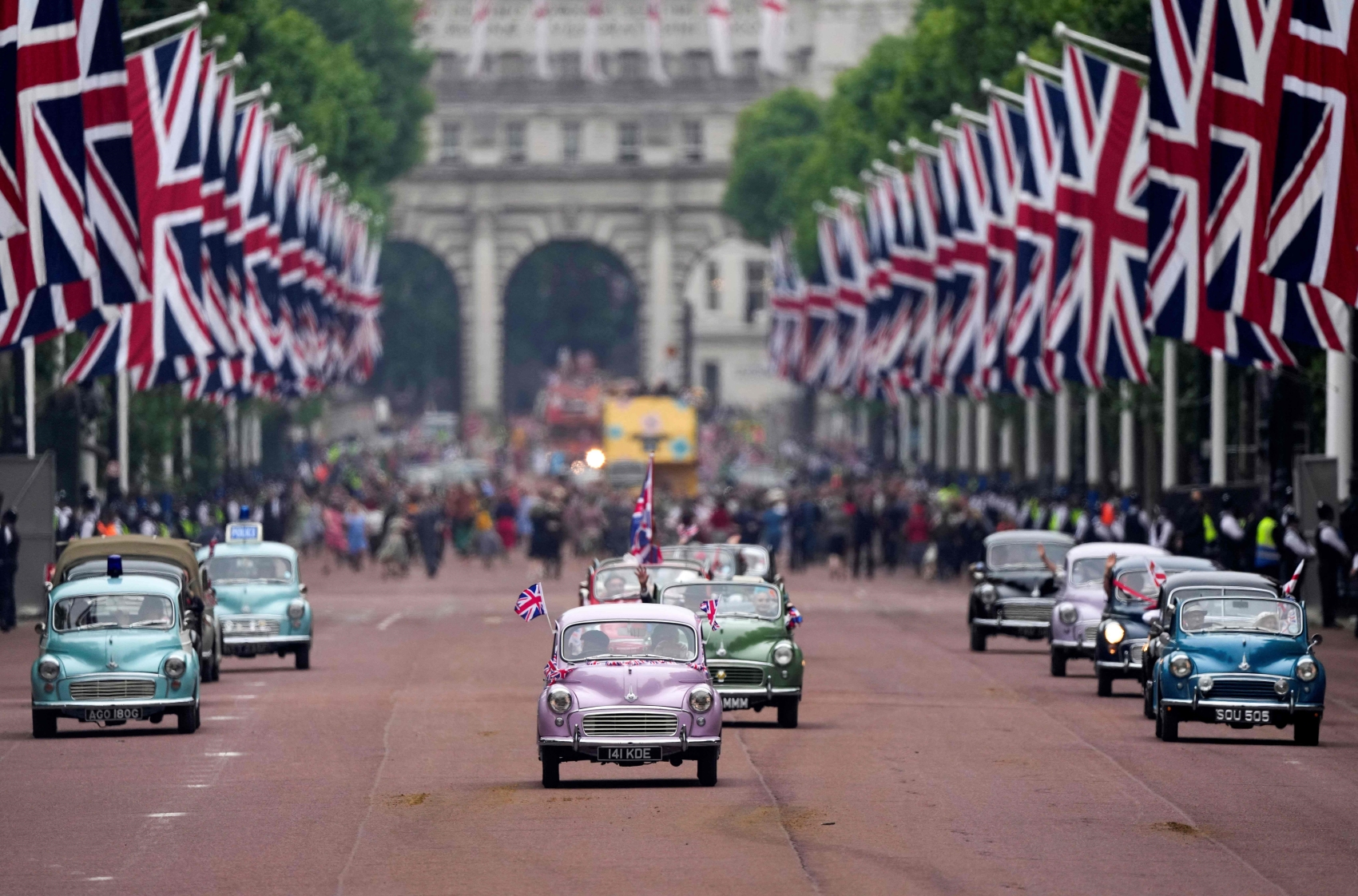 Rainha Elizabeth II. Durante o Platinum Pageant, em 5 de junho 2022, um desfile de carros antigos pelo Mall, em Londres