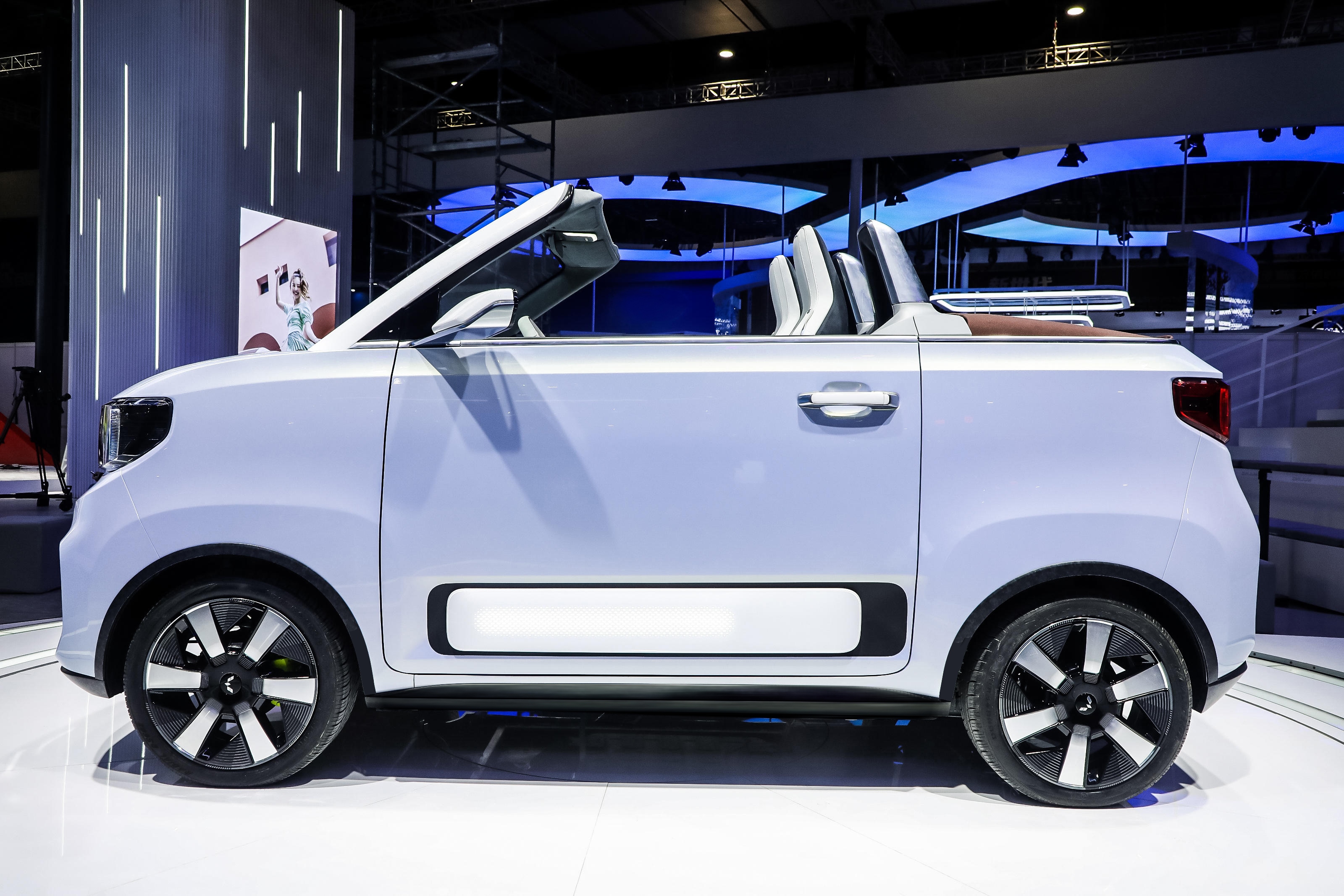 Wuling Mini EV Cabrio azul de lado.