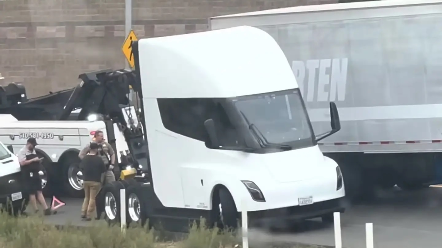 Caminhão Tesla Semi chega em dezembro (e já teve problema)