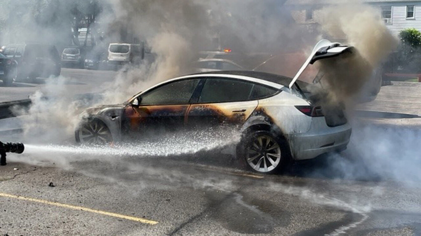 Carro consumido pelo fogo em Água Doce