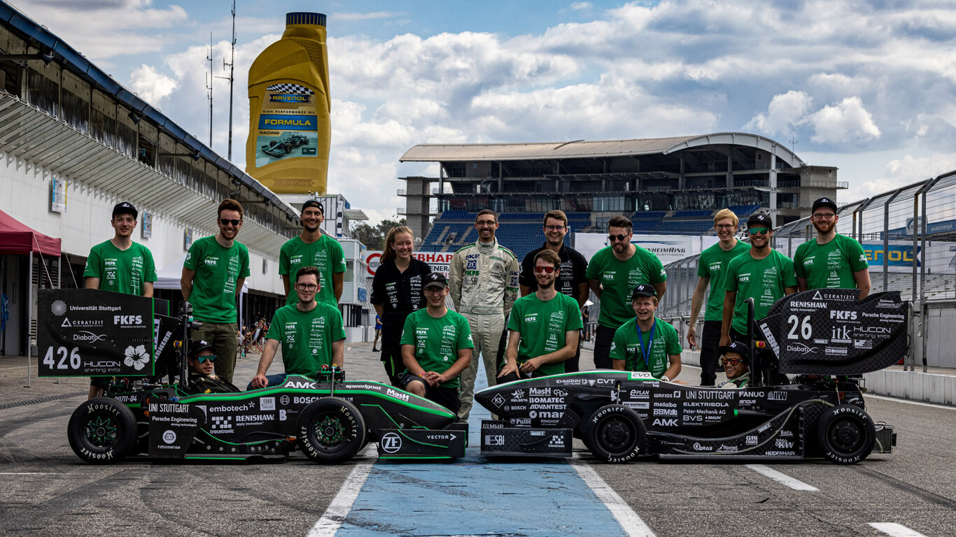 Equipe GreenTeam posada em uma pista de corrida junto de seus dois carros desenvolvidos.