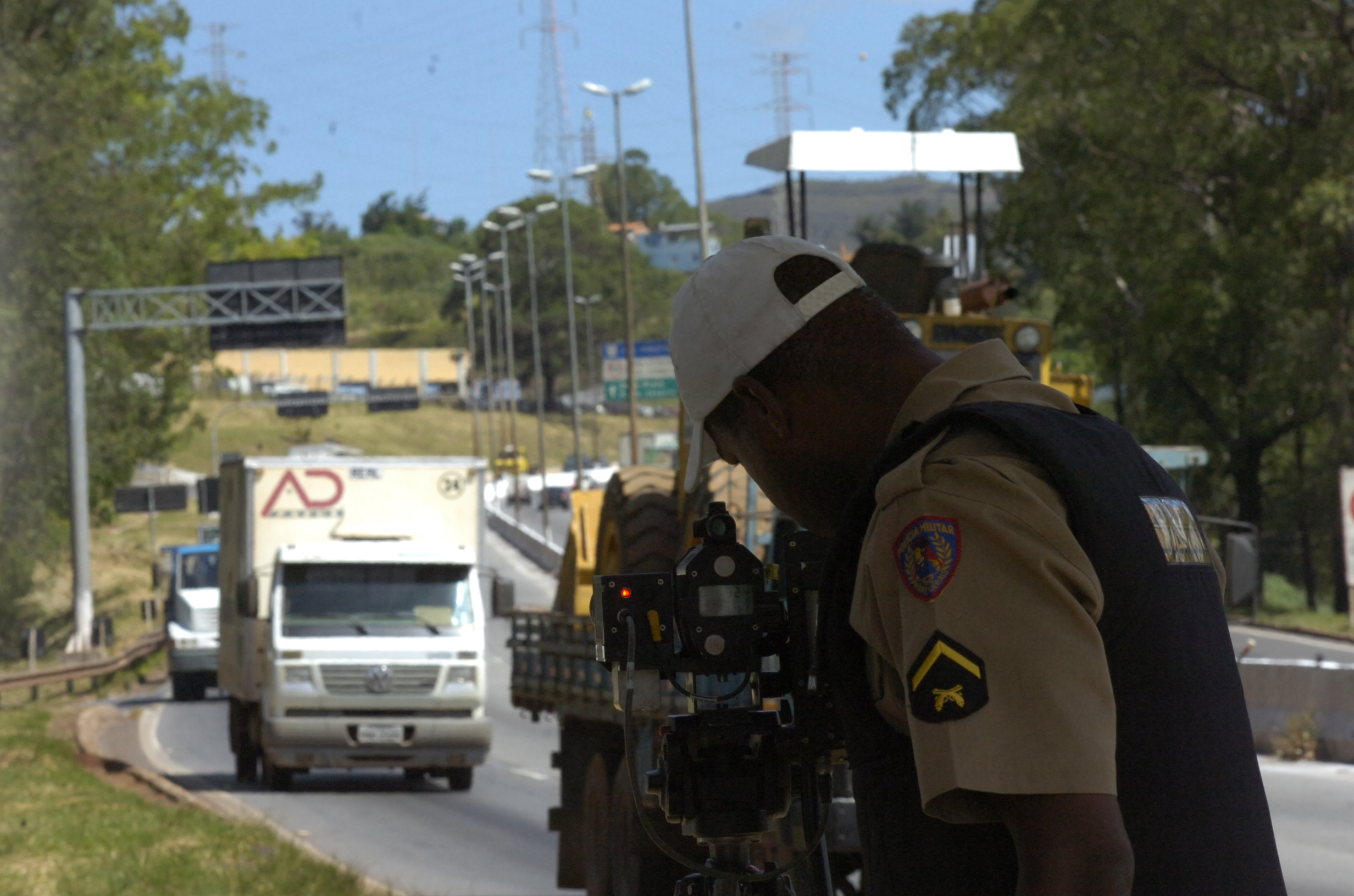 Policial fiscalizando trânsito com radar móvel 