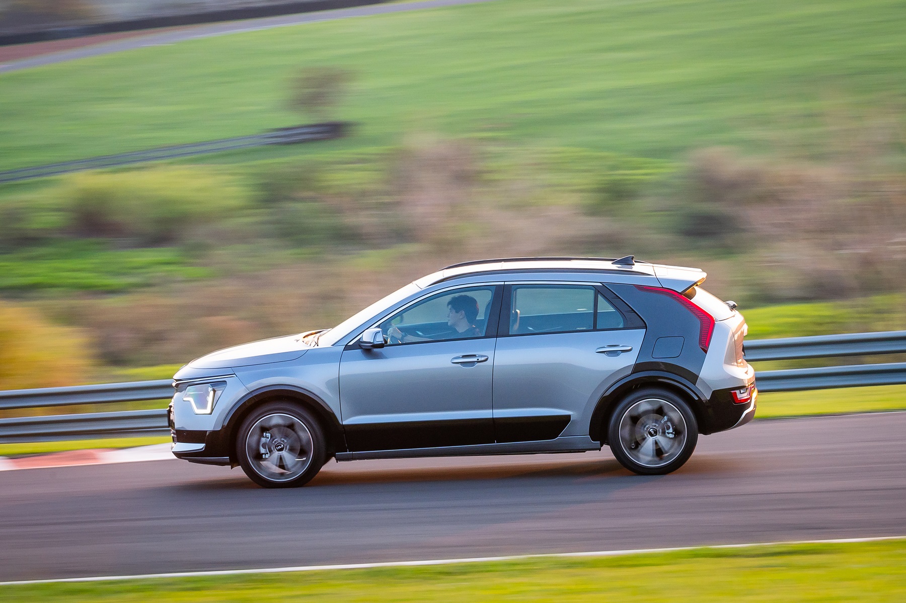 Kia Niro de lado em movimento