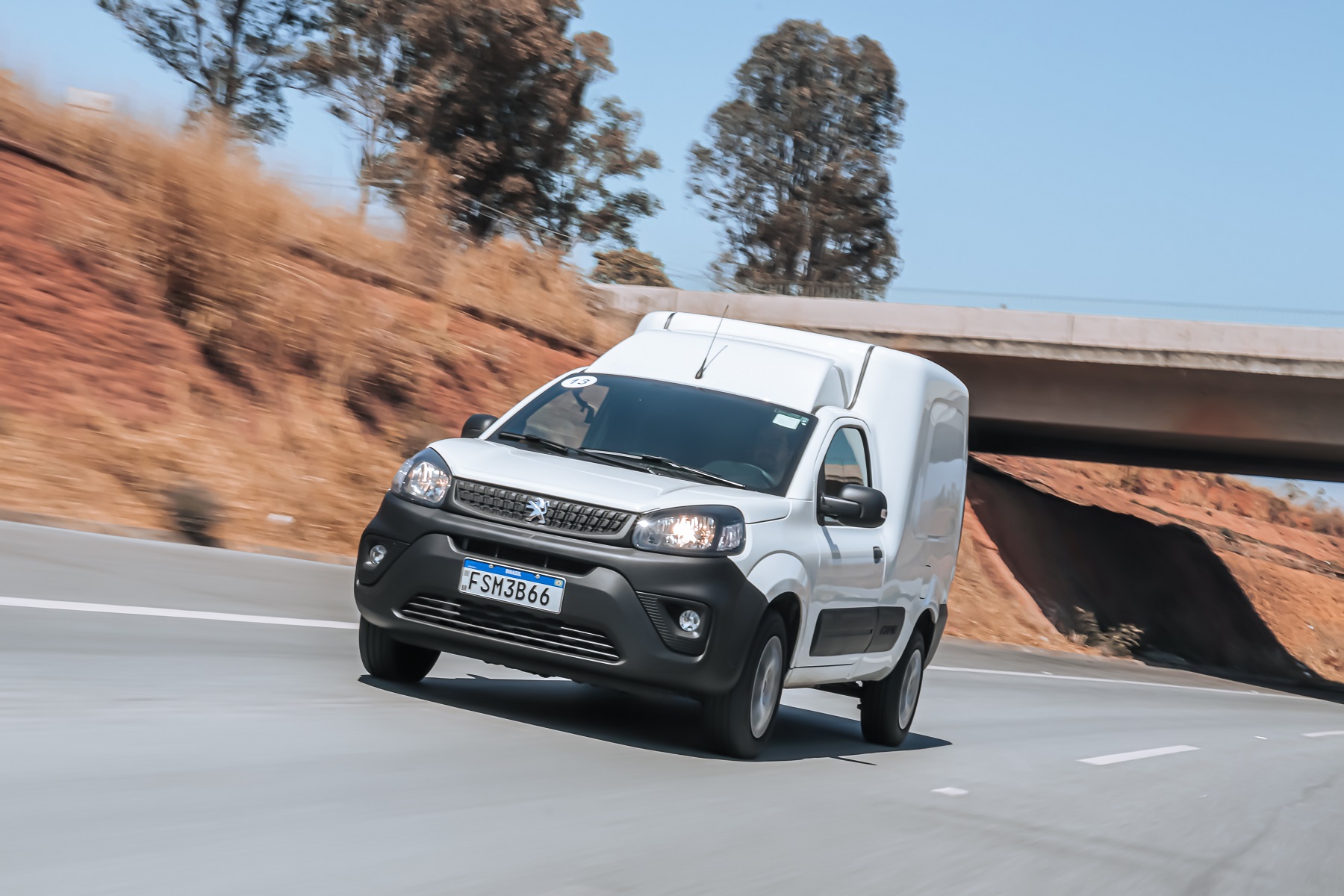 Peugeot Partner Rapid 2023 de frente em movimento em estrada