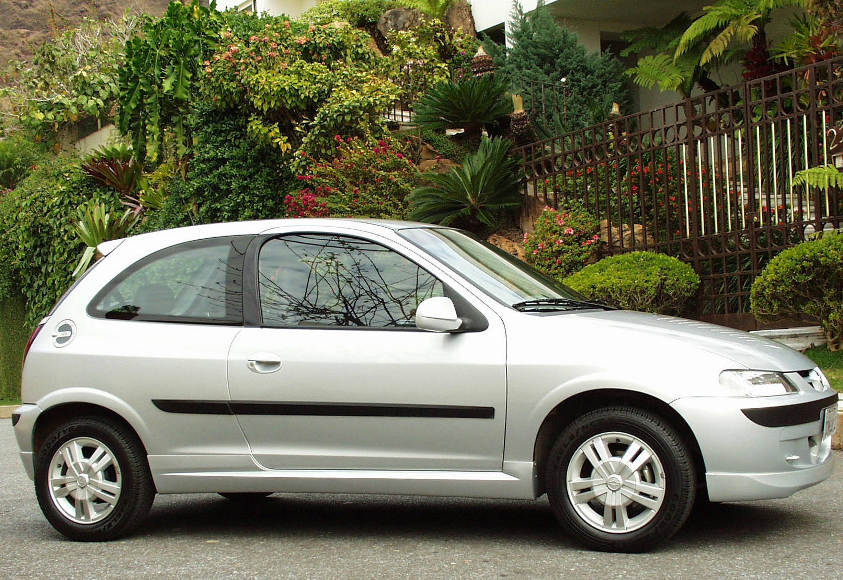 Chevrolet Celta modelo 2001 duas portas motor 1.0 prata de lado