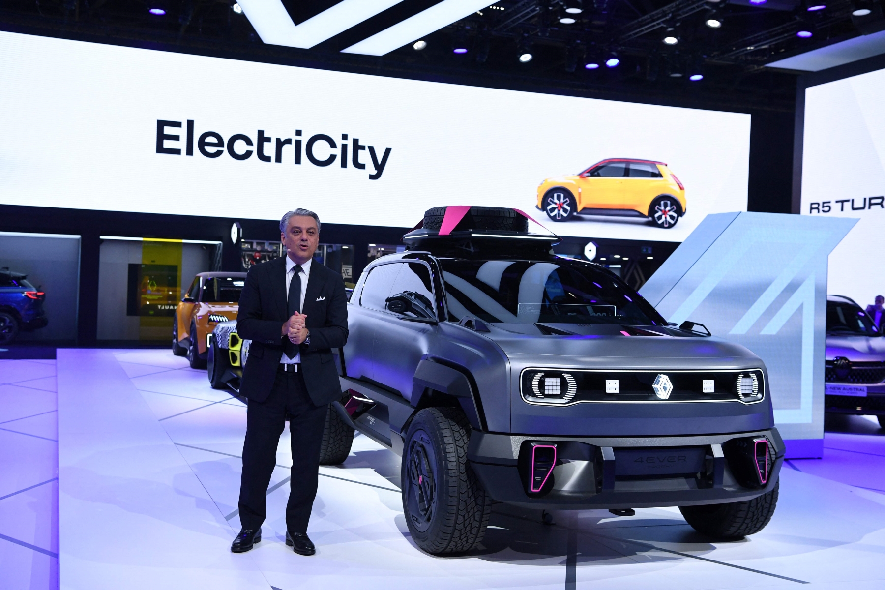 CEO do Grupo Renault, Luca de Meo, apresentou o Renault 4 Ever Trophy (Foto: Eric Piermont/AFP)