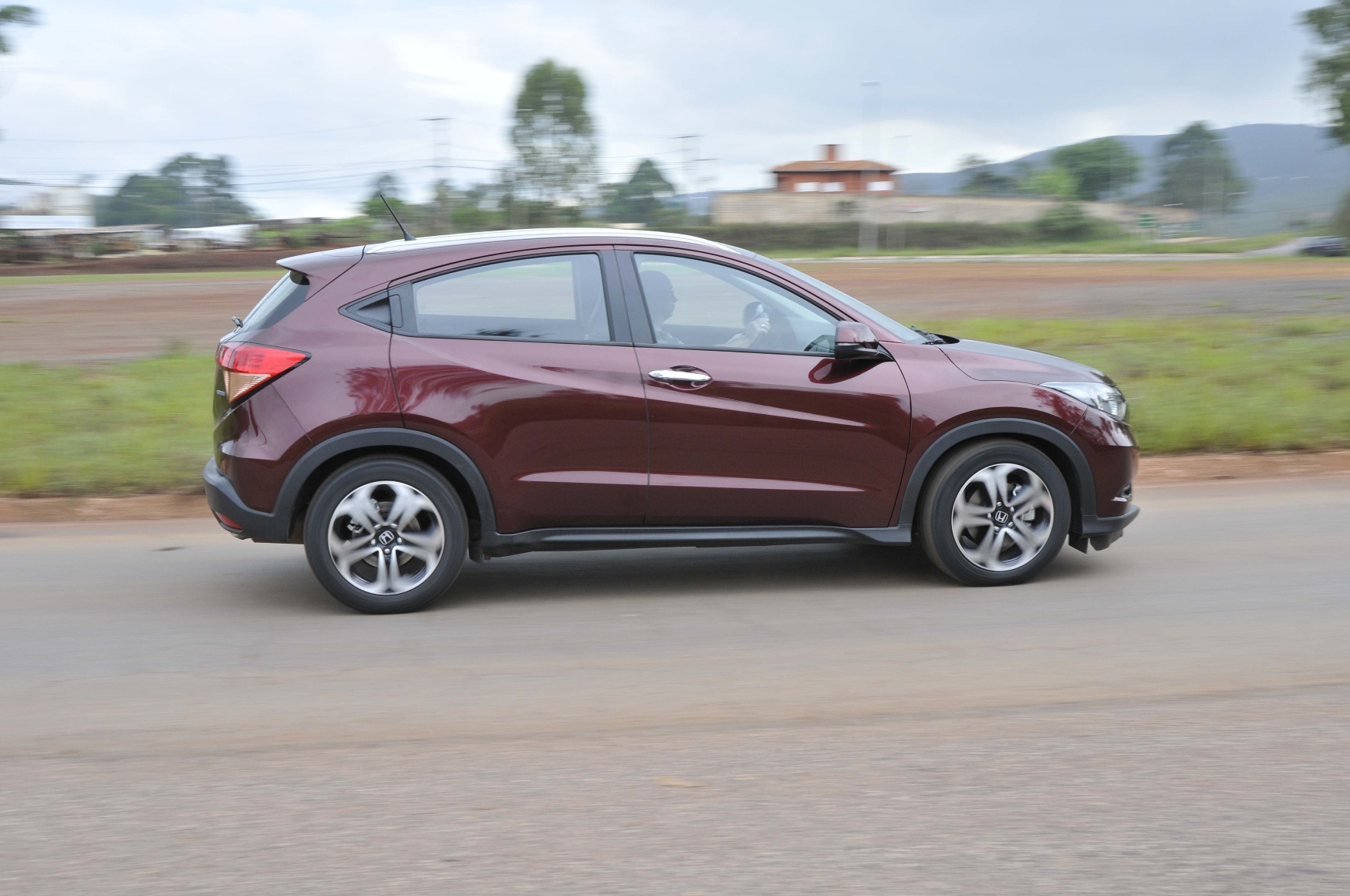 Honda HR-V modelo 2015 - 2016 vinho de lateral no asfalto em movimento