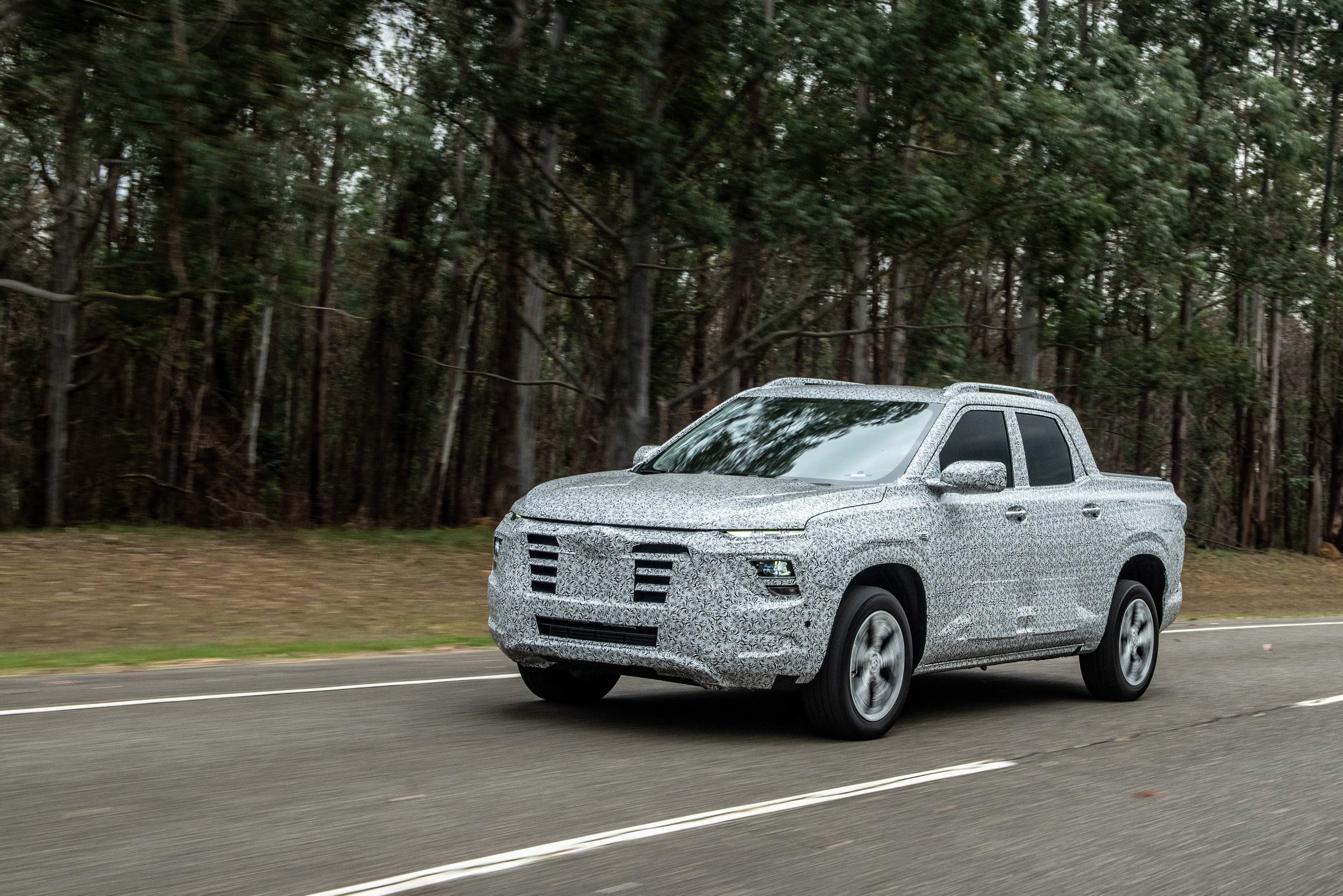 Chevrolet Montana 2023 de frente em movimento. Picape deverá ser revelada no BBB 23.