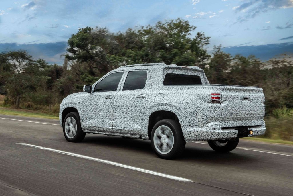 Nova Montana de trasiera em movimento toda camuflada, caminhonete da Chevrolet será lançada em dezembro.