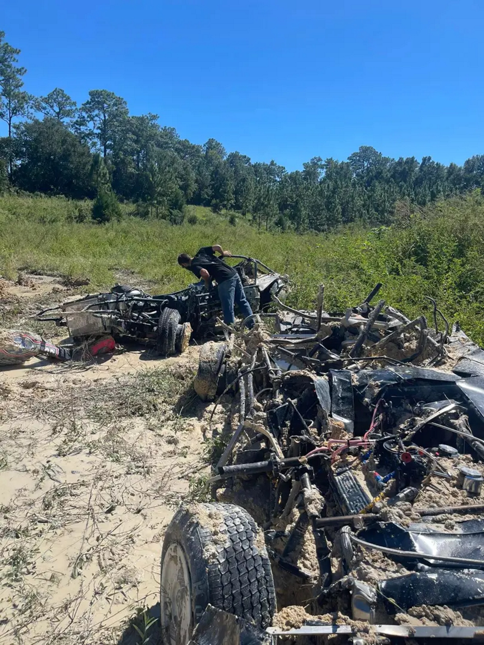 Destroços dos carros de corrida desenterrados.