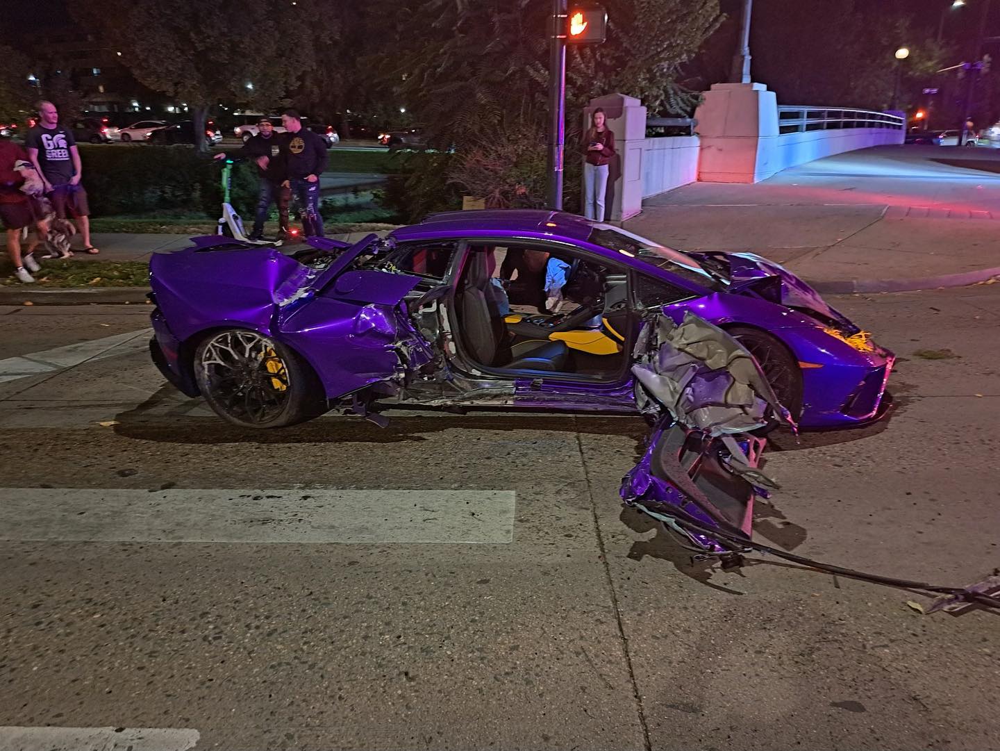 Lamborghini bate e pega fogo em frente à sede dos bombeiros