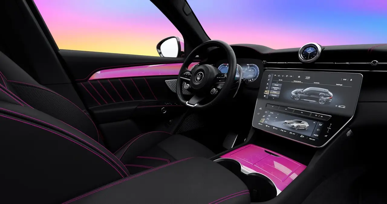 Interior do do Maserati Grecale Trofeo da Barbie. Há o banco do motorista, o painel, o volante e as paredes com detalhes em rosa.