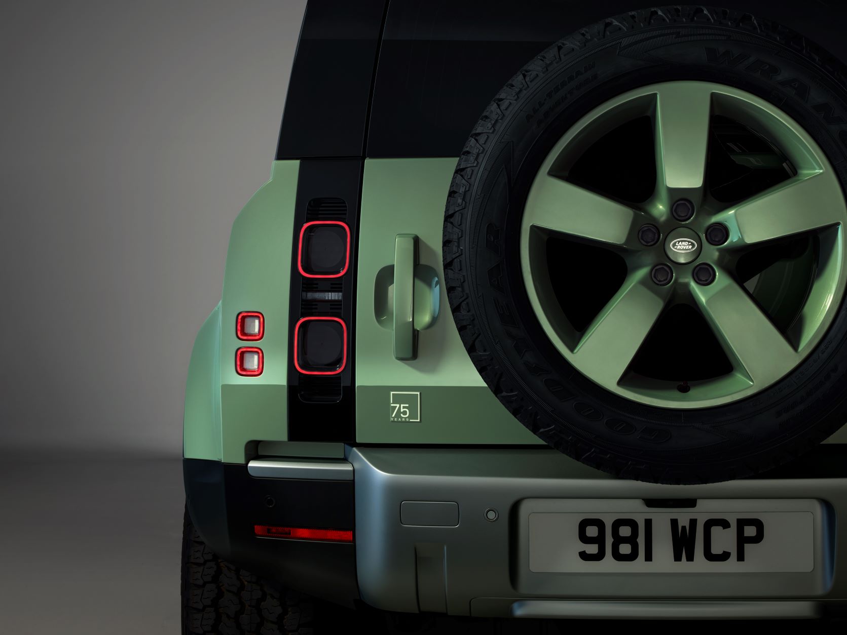 Traseira do Land Rover Defender 75th Limited Edition possui um adesivo/adorno comemorativo de 75 anos da marca 