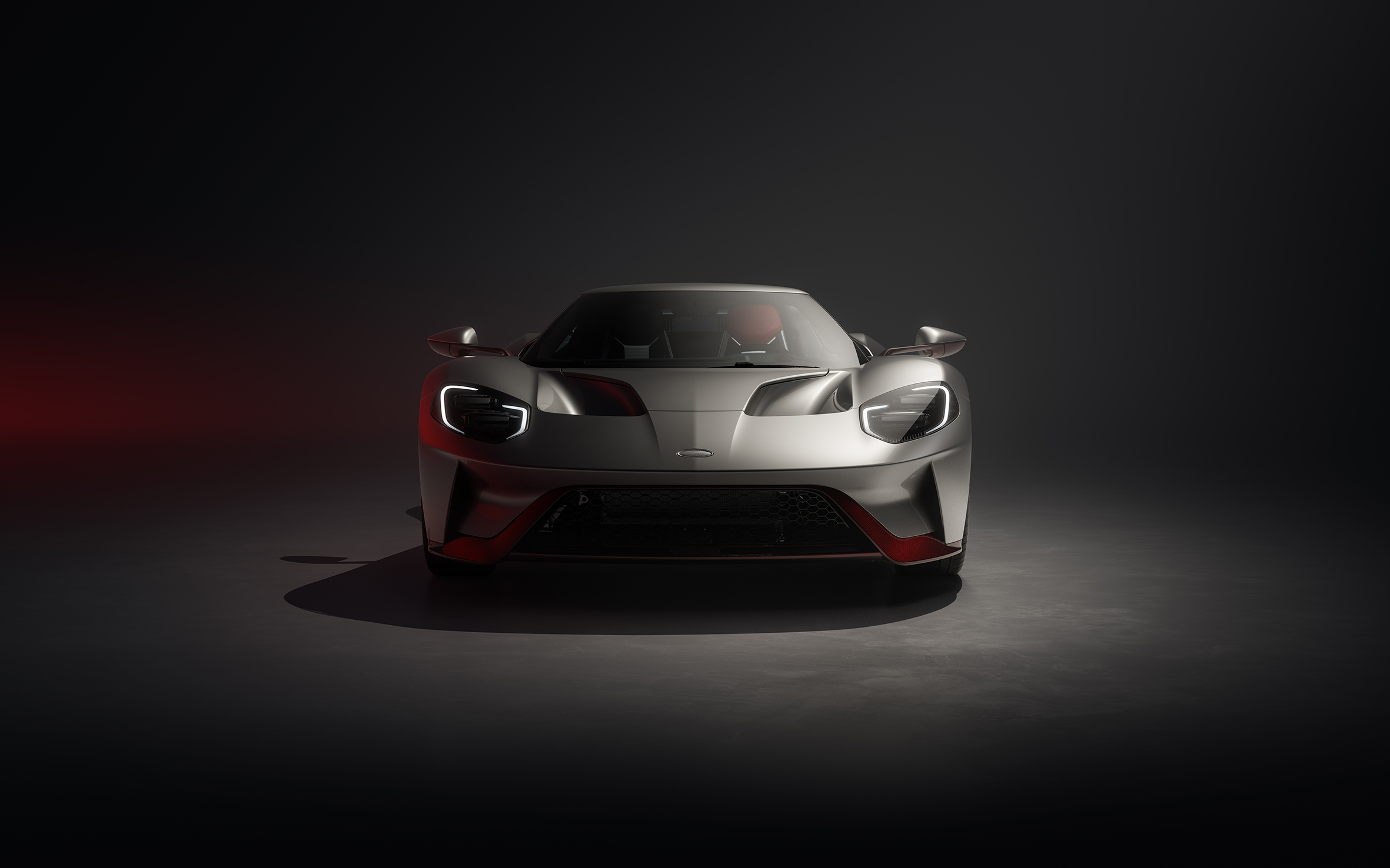 Ford GT LM Edition, série especial que homenageia Le Mans, cinza visto de frente em estúdio todo cinza.</p>
<p class=