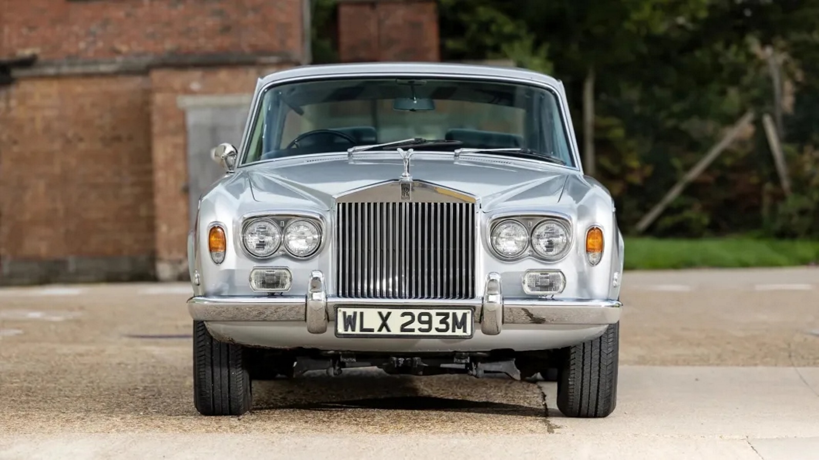 Rolls-Royce prata de Freddie Mercury visto de frente.