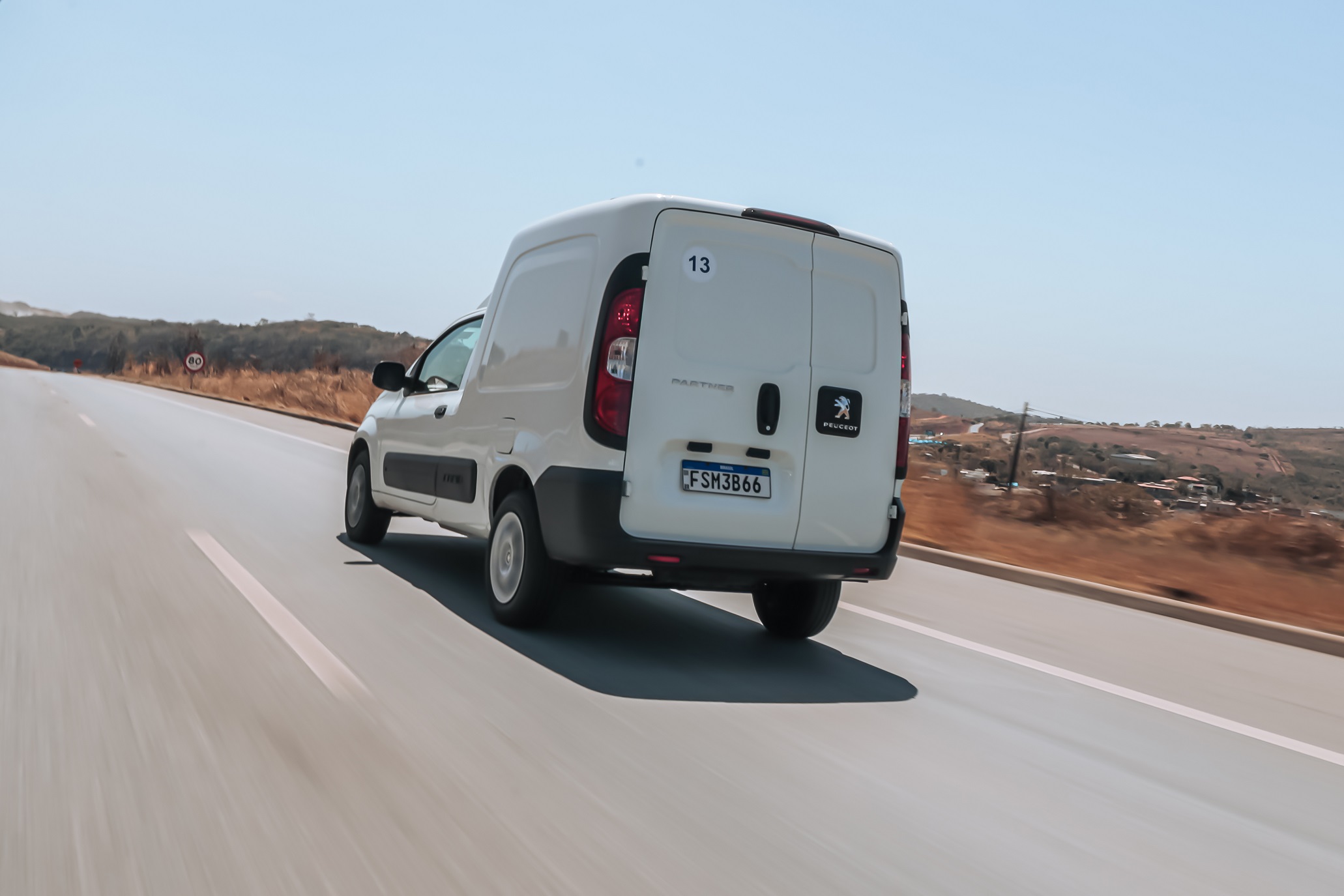 Peugeot Partner Rapid 2023 de traseira em movimento em estrada