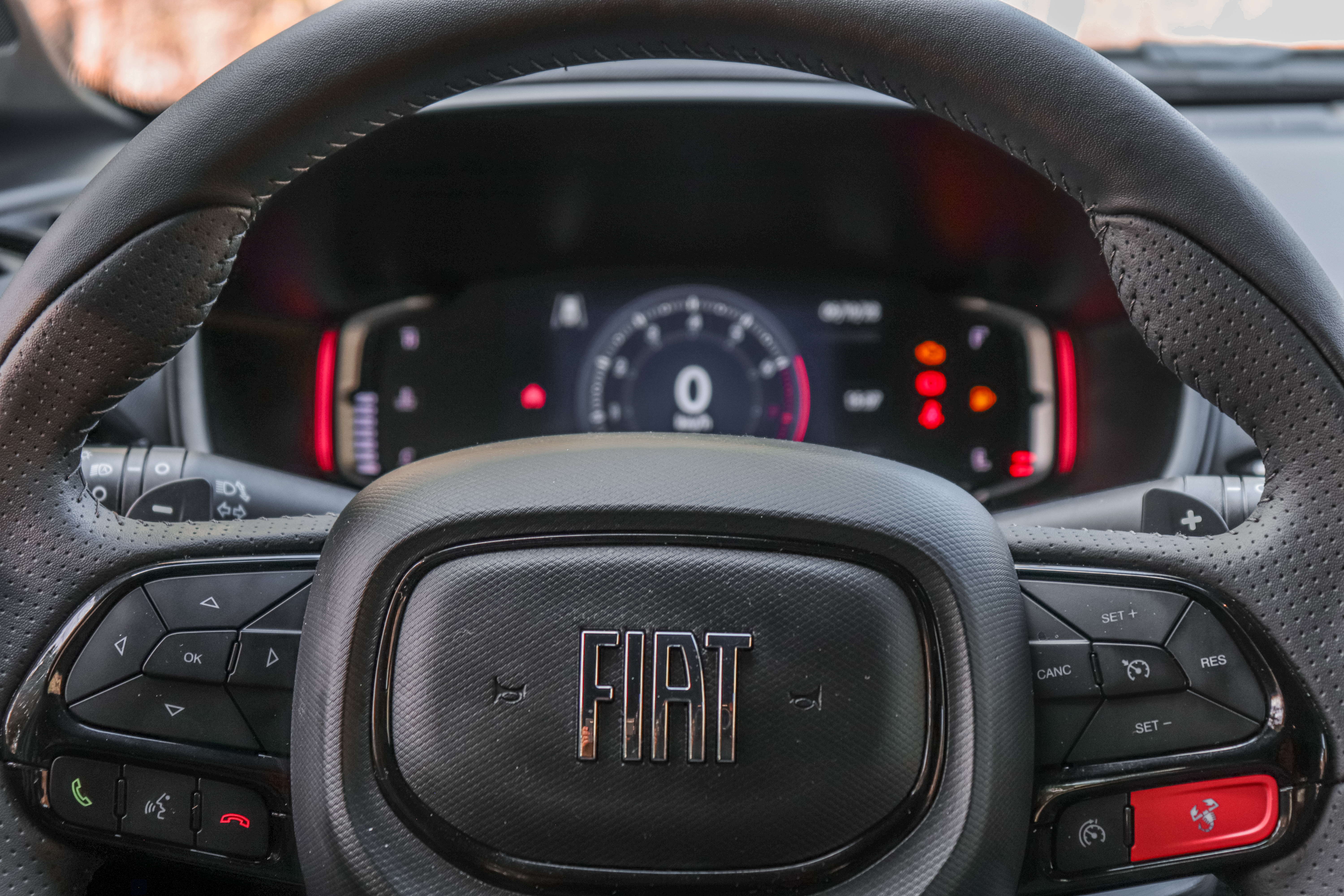 Fiat Fastback Limited Edition Powered by Abarth  2023 cinza quadro instrumentos digital.