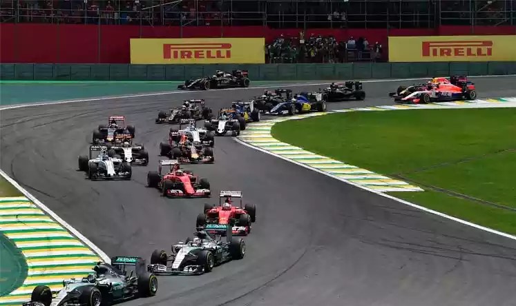 Carros competindo F1 na pista de Interlagos