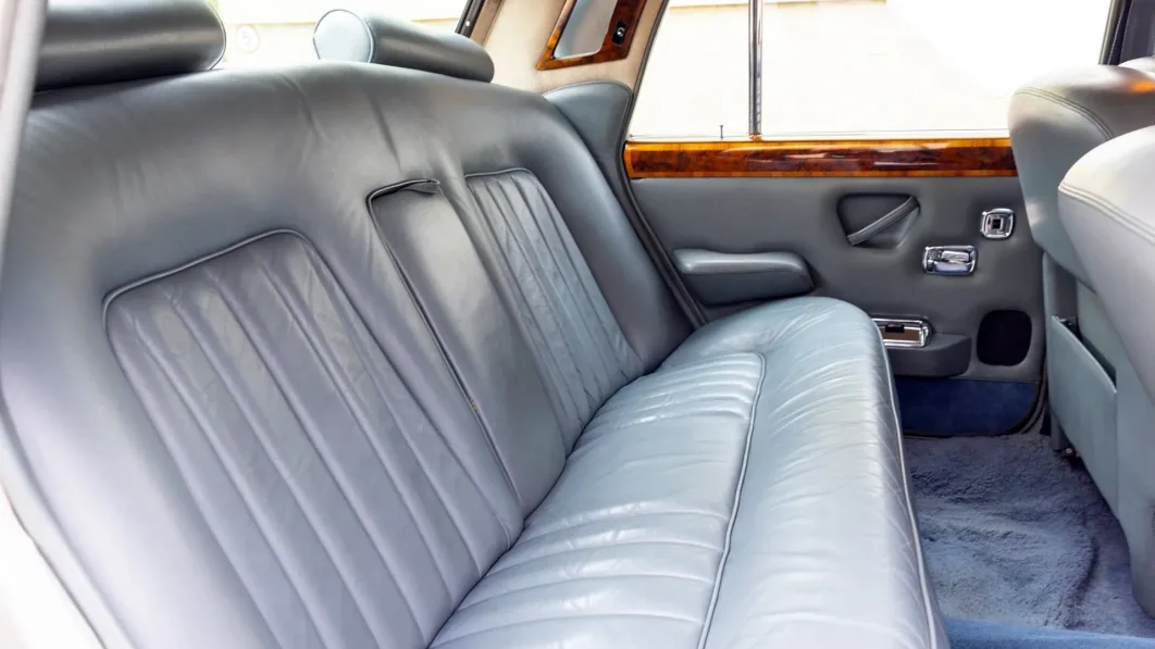 Interior do Rolls-Royce de Freddie Mercury com bancos de couro cinza.