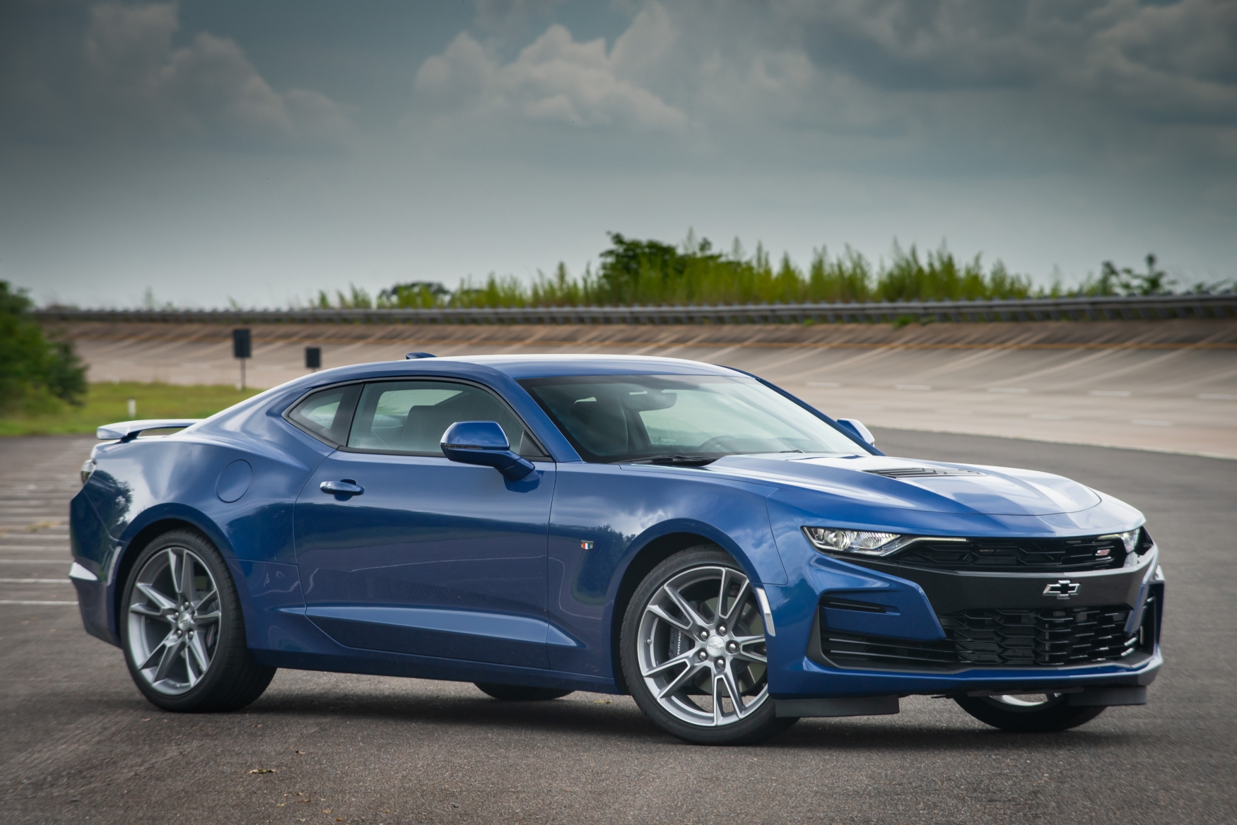 Chevrolet Camaro modelo 2019 azul de frente na pista asfalto