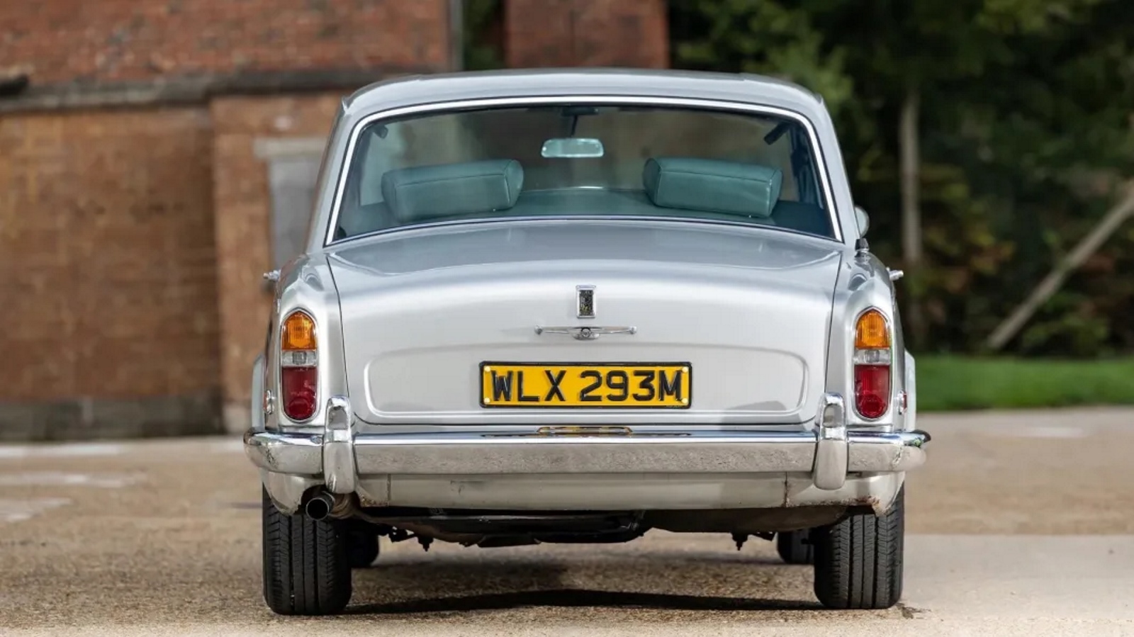 Rolls-Royce prata de Freddie Mercury visto de trás.