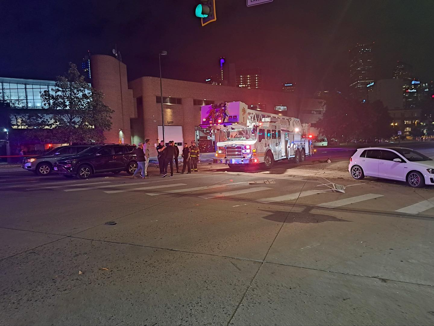 Caminhão dos bombeiros em frente ao acidente de Lamborghinis