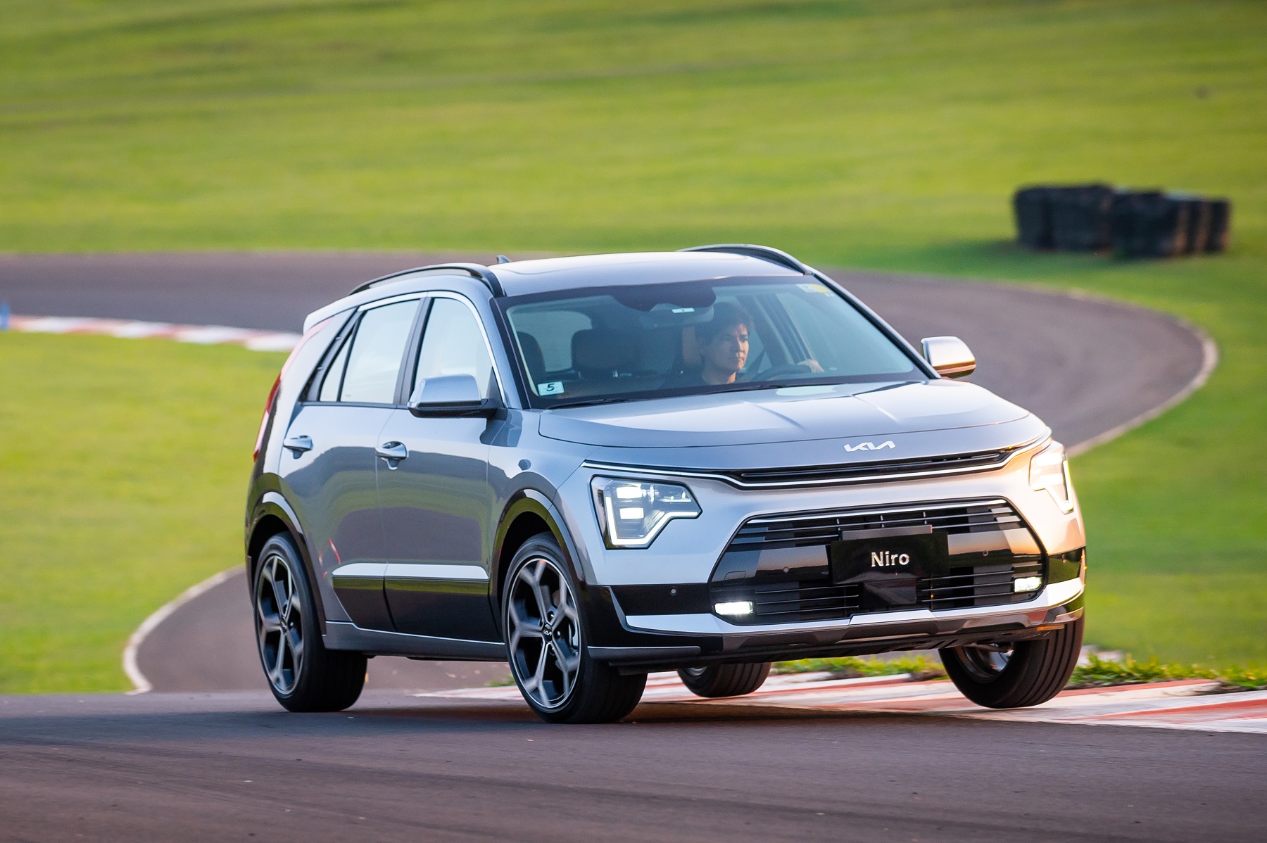 Kia Niro de frente fazendo curva