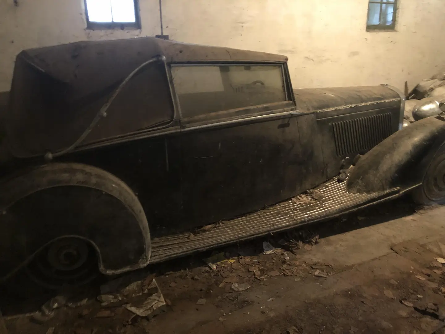 Derby Bentley, um carro antigo de 1935, muito empoeirado, visto da diagonal traseira..