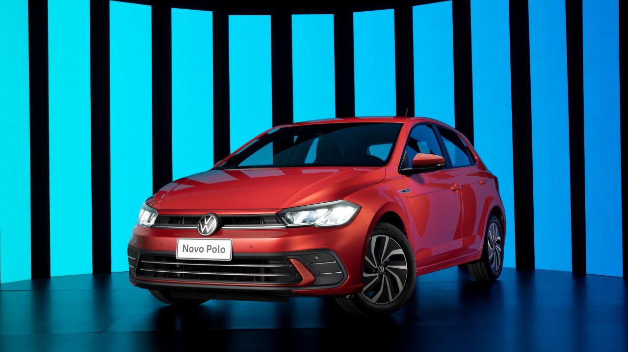 VW Polo 2023 vermelho sunset de frente no estúdio