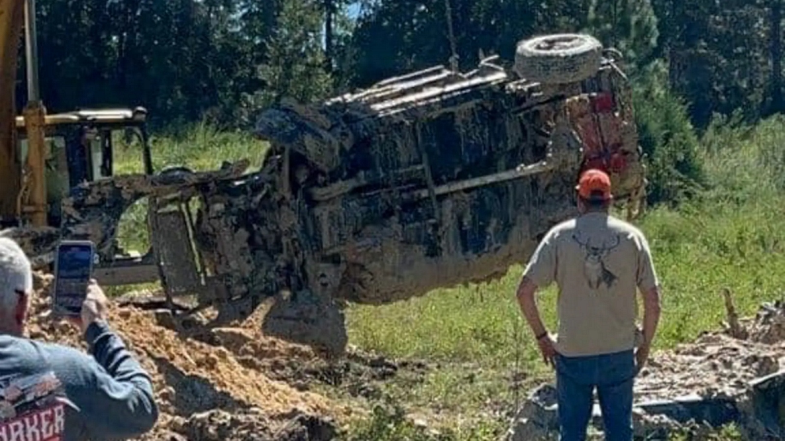 Os carros enterrados foram localizados e removidos do buraco de areia 