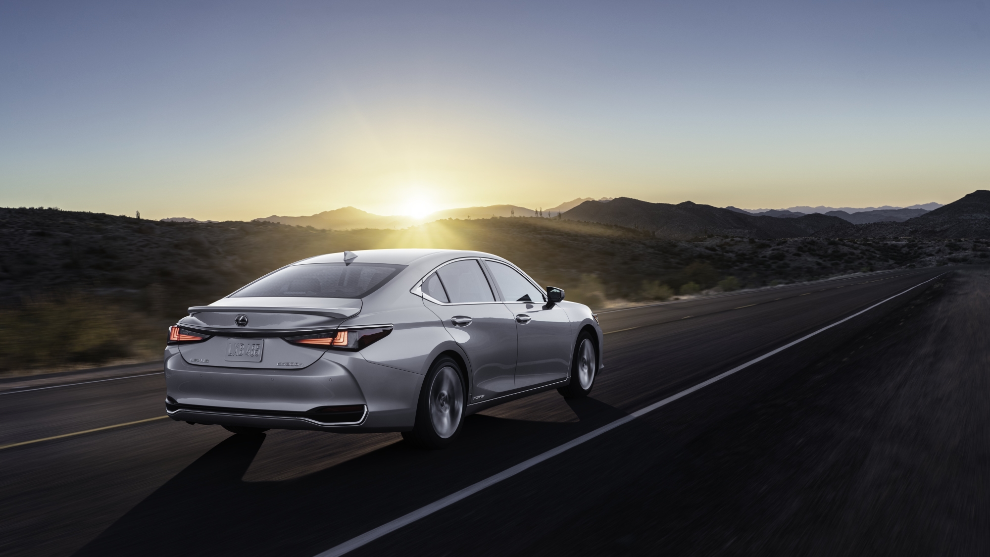 Lexus ES300h hibrido modelo 2023 de traseira prata na estrada