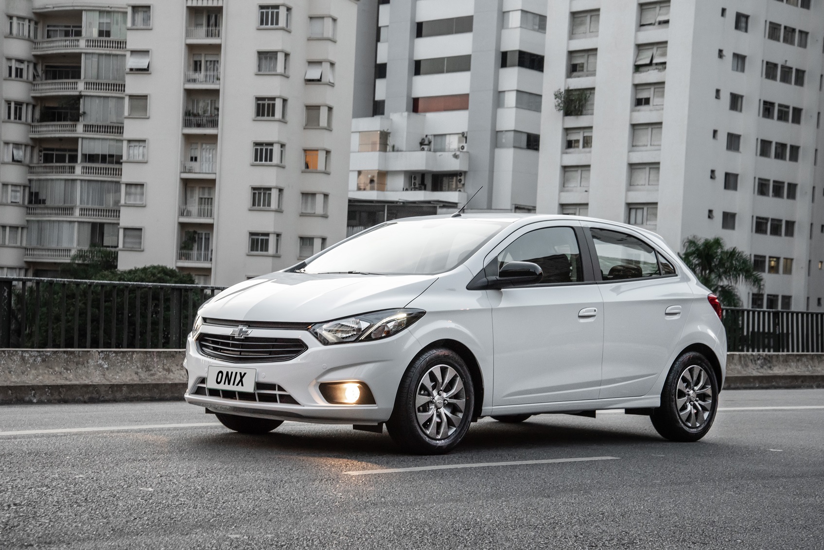 Chevrolet Onix Joy 2020 branco de frente