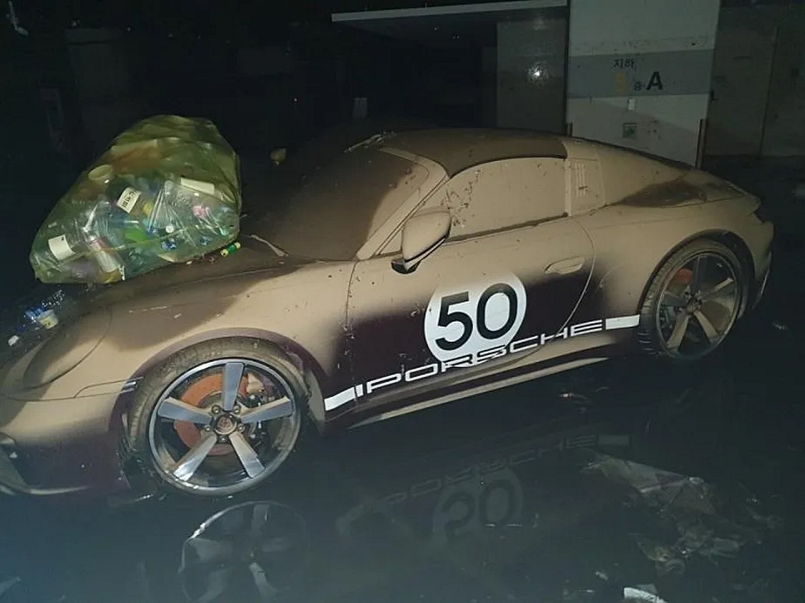 Um dos modelos destruídos foi uma Porsche 911 Targa Heritage Edition  