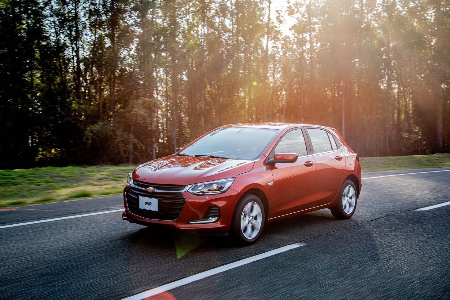 Chevrolet Onix Vermelho de frente; para matéria de carros automáticos mais baratos do Brasil em 2023.