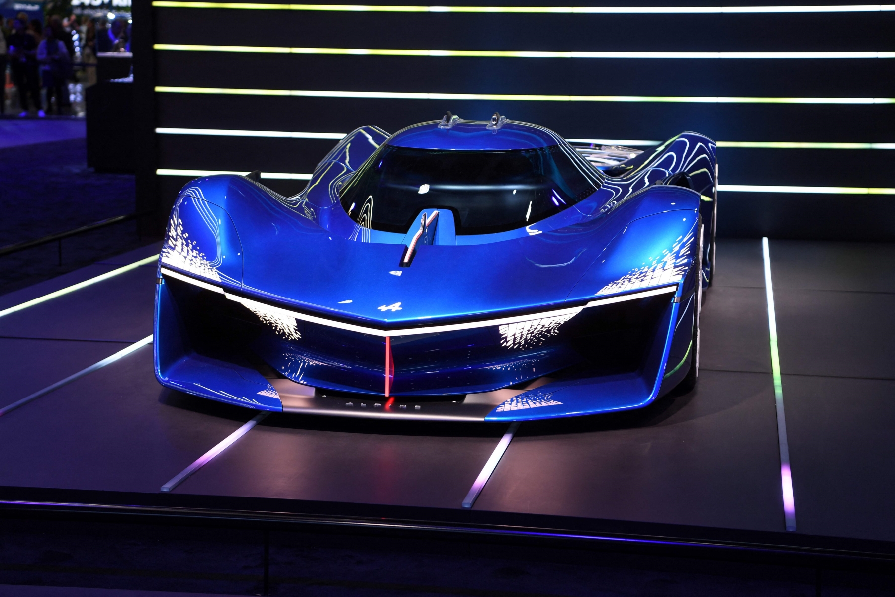 Salão de Paris 2022 Alpine Alpenglow azul a hidrogênio conceito de frente no estande da Renault