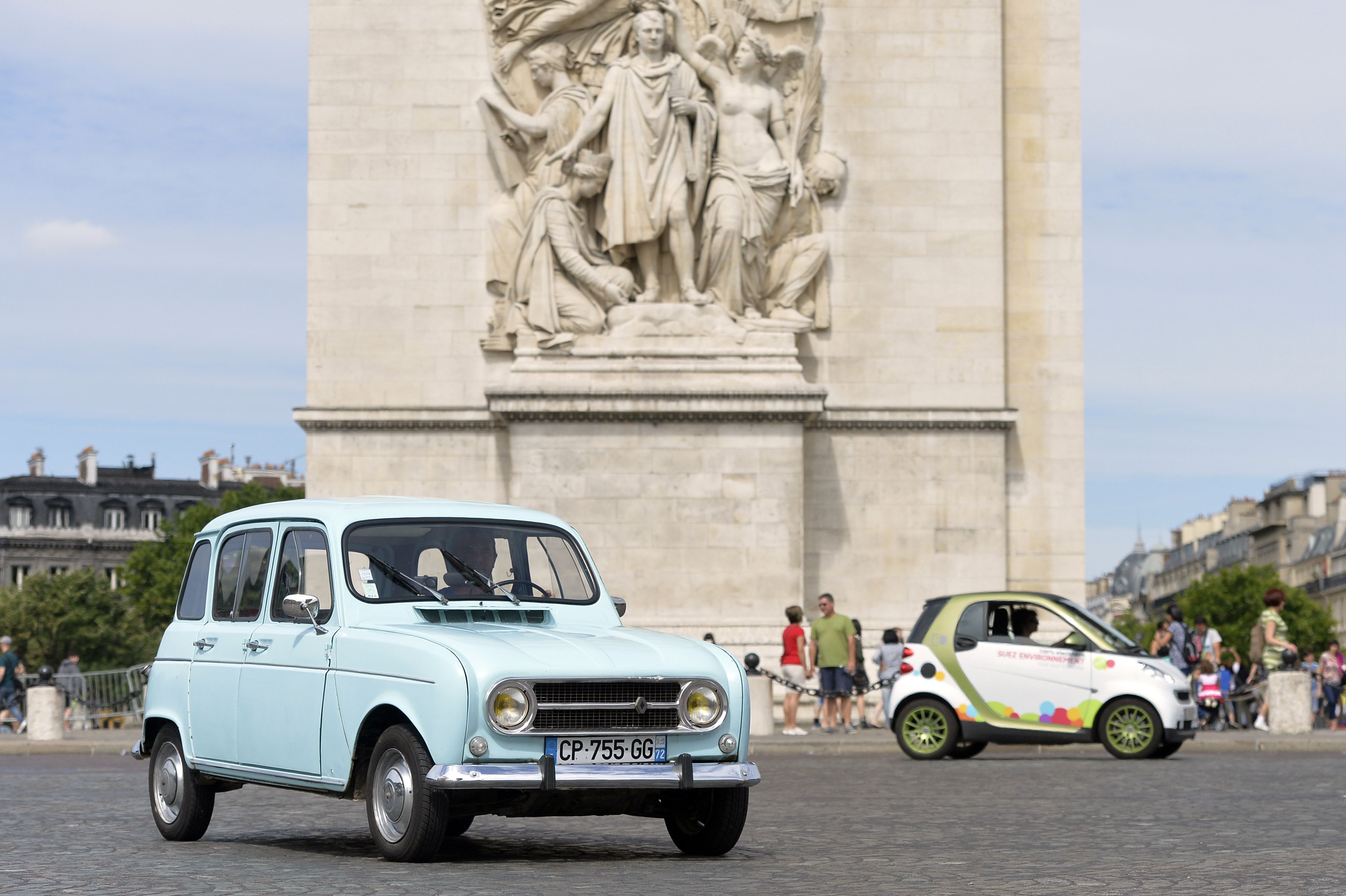 Renault 4L em frente ao Arco do Triunfo, em Paris