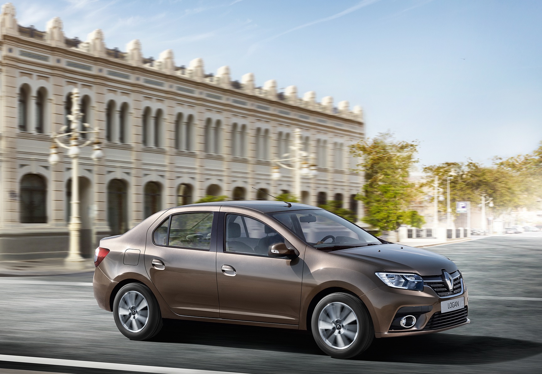 Renault Logan de lado em movimento