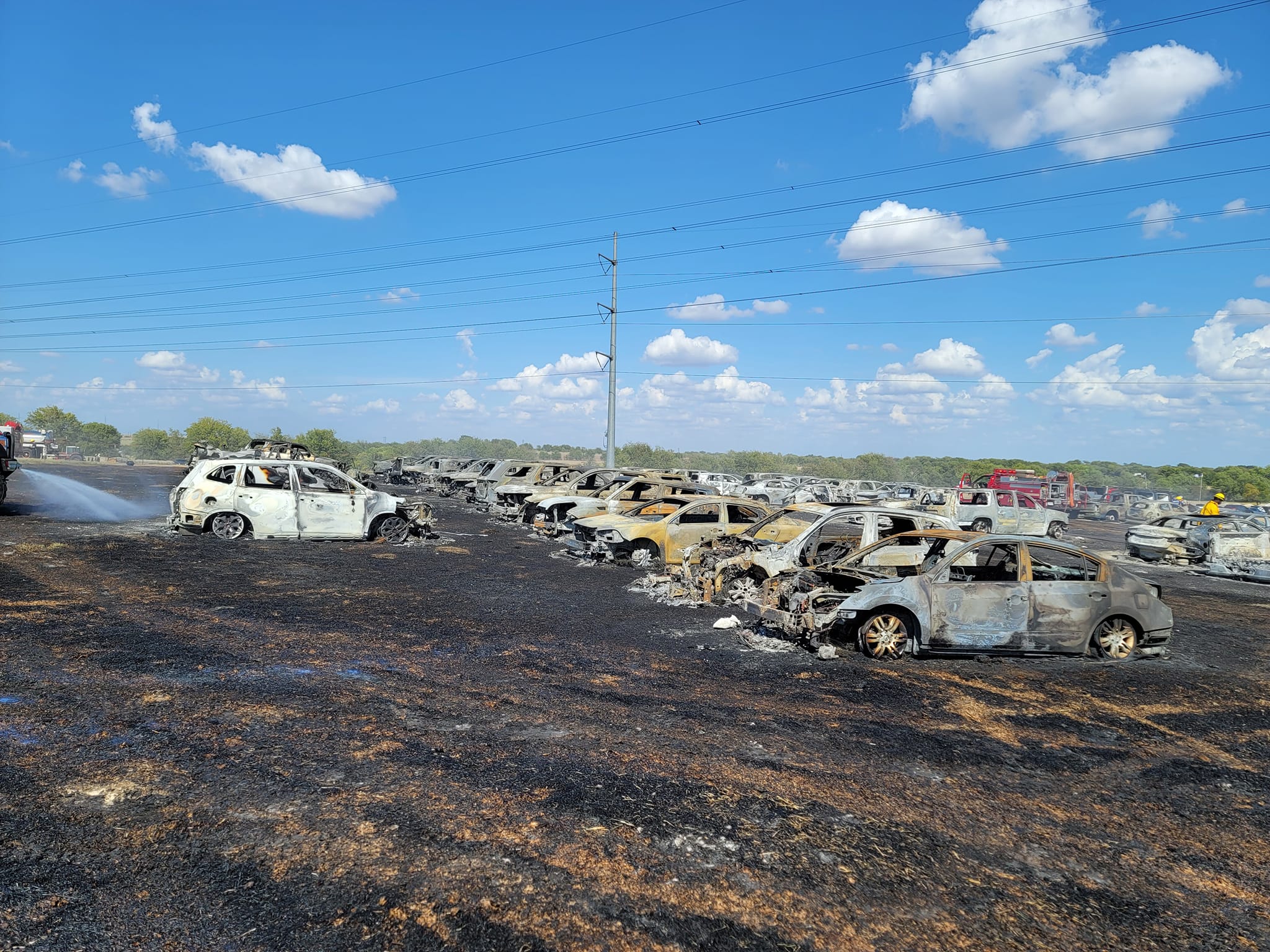 Os veículos atingidos pelo incêndio acabaram completamente queimados e destruídos 