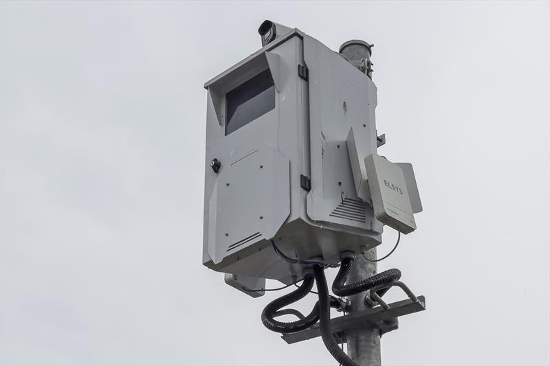 Aparelho de radar instalado no alto de um poste