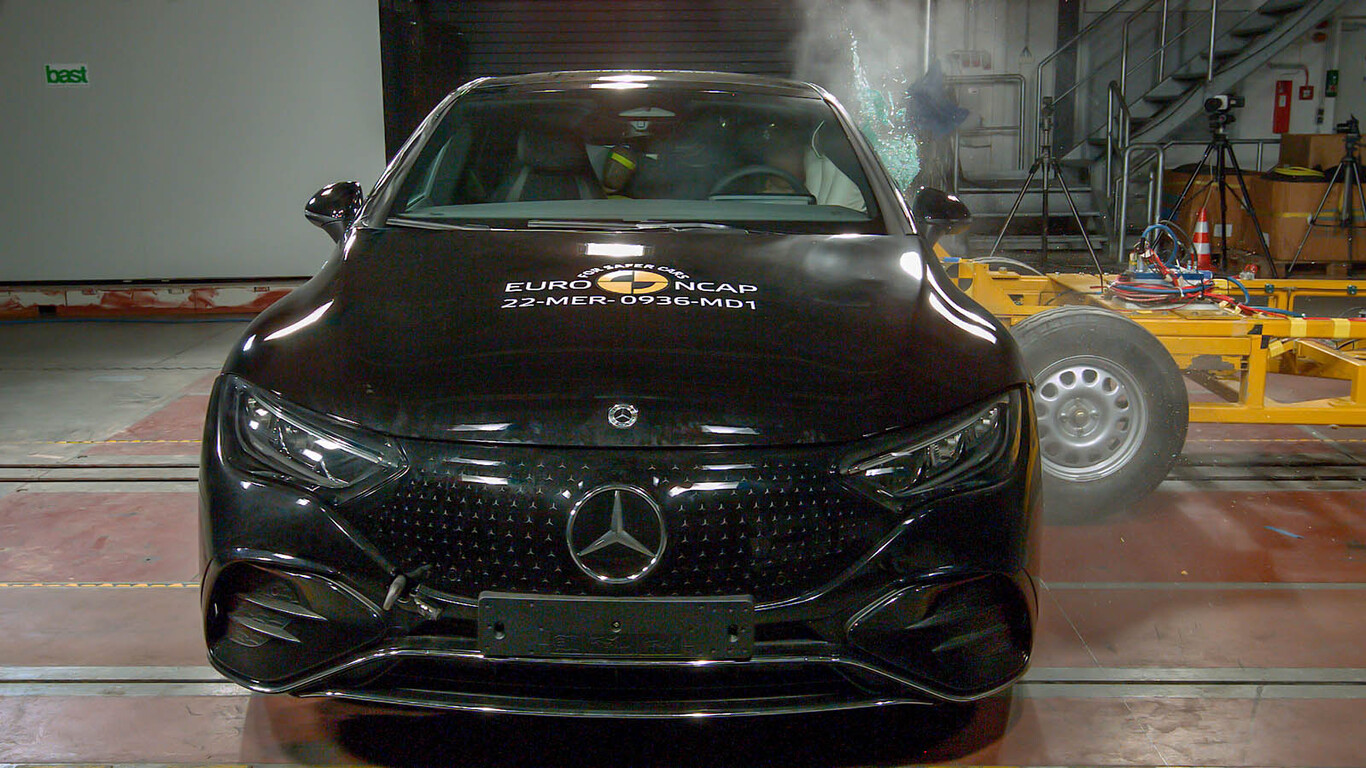 Mercedes EQE preto, visto de frente, em testes do Euro NCAP.