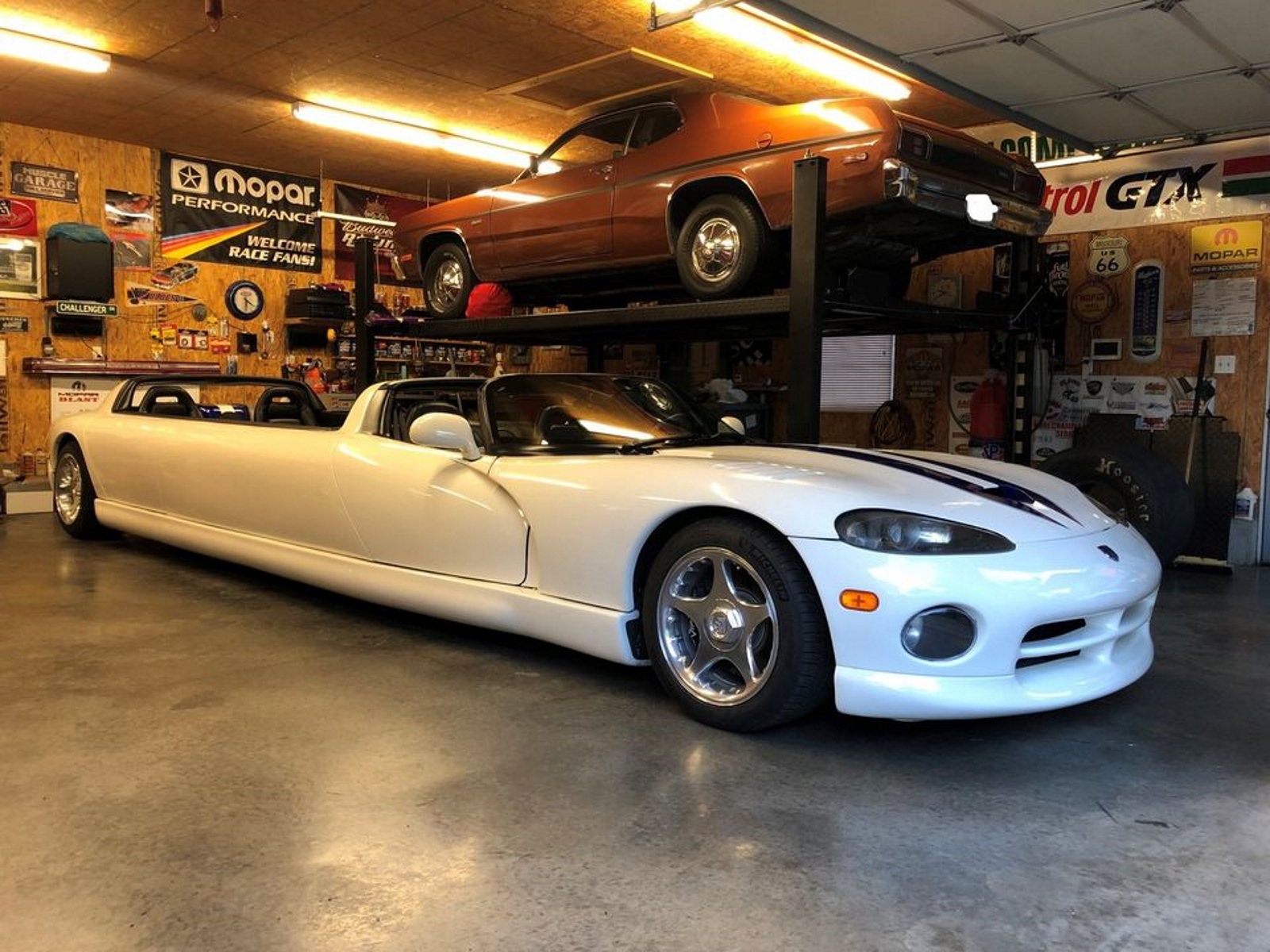 Limousine Dodge Viper branca vista da diagonal frontal em uma garagem.