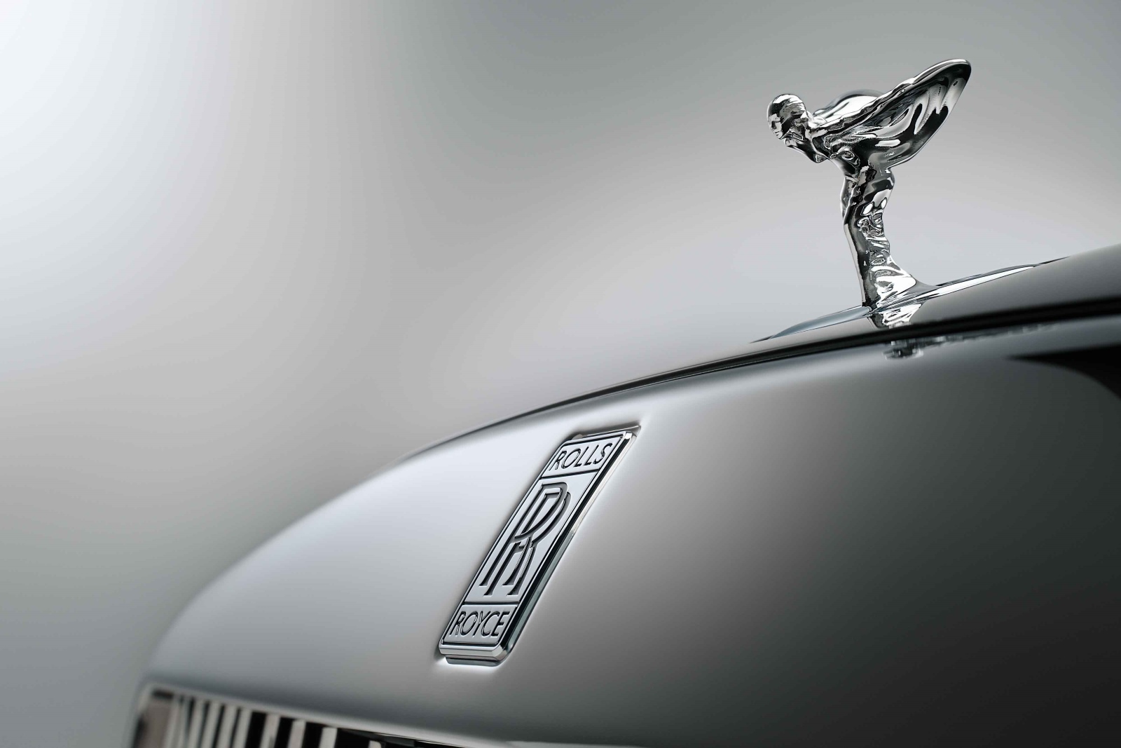 Estatueta da Rolls-Royce em cima da grande do Rolls-Royce Spectre.