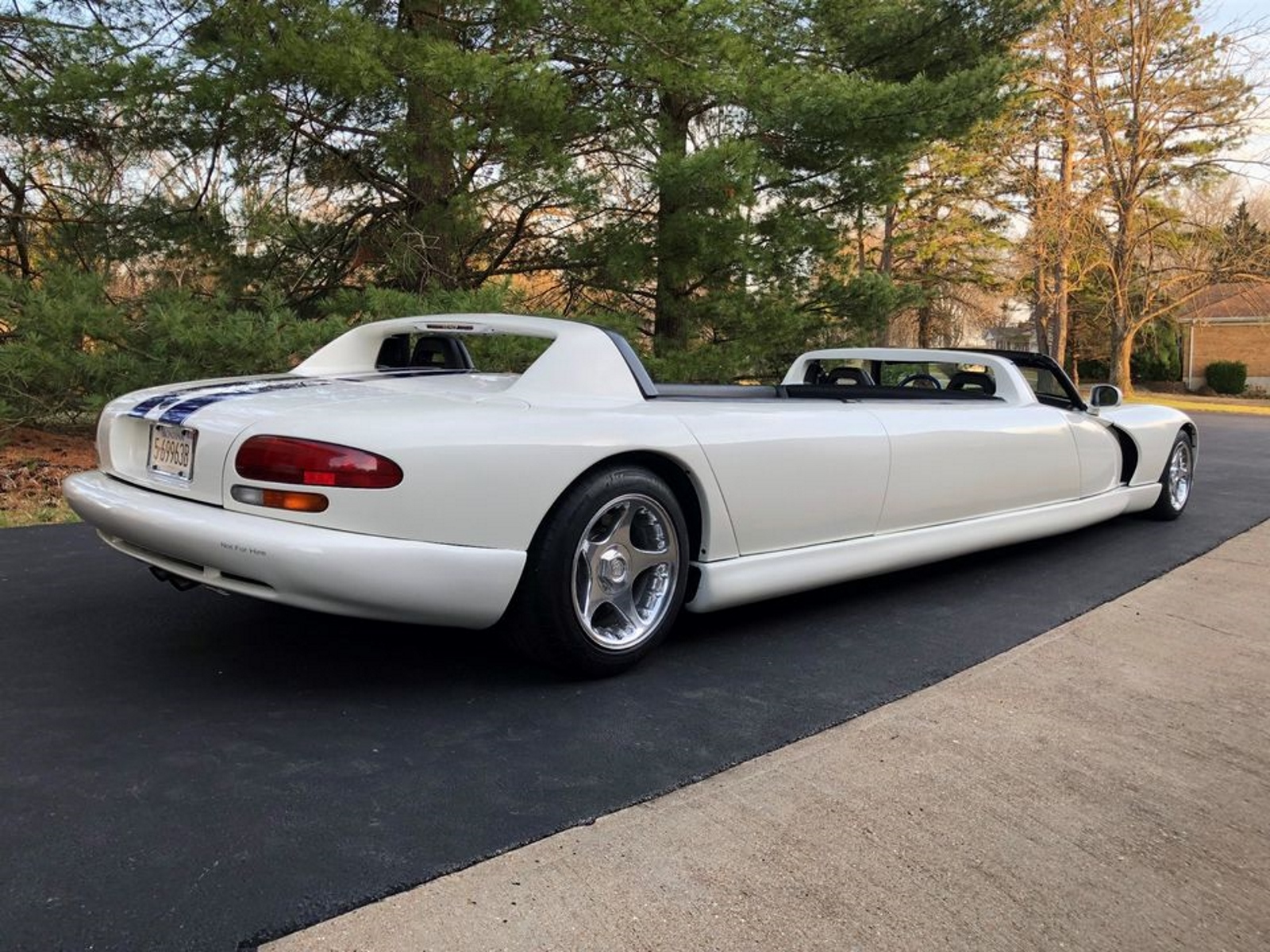 Limousine Dodge Viper branca vista da diagonal traseira.